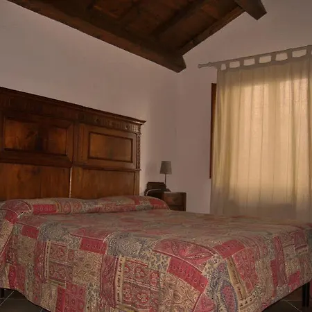 別荘 Casale Degli Ulivi グアルド・タディーノ
